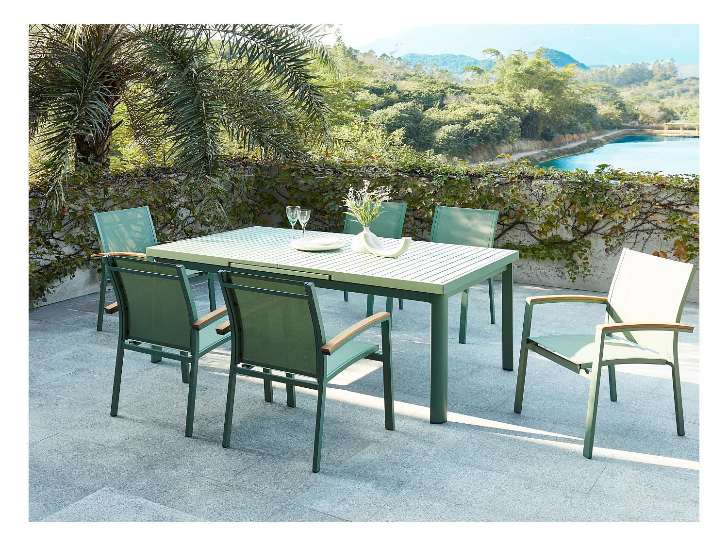 Salle à manger de jardin en aluminium : une table extensible L.180/240cm et 6 fauteuils empilables avec accoudoirs acacia - Vert amande - NAURU de MYLIA