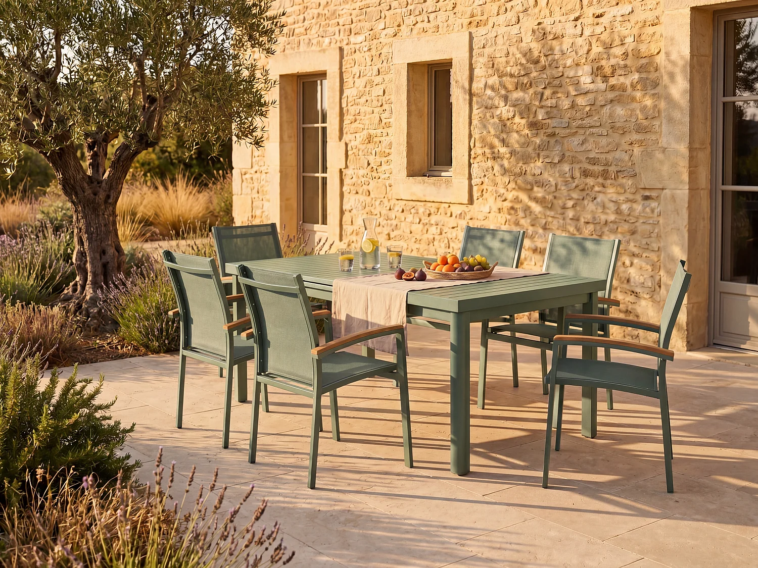 Salle à manger de jardin en aluminium : une table extensible L.180/240cm et 6 fauteuils empilables avec accoudoirs acacia - Vert amande - NAURU de MYLIA