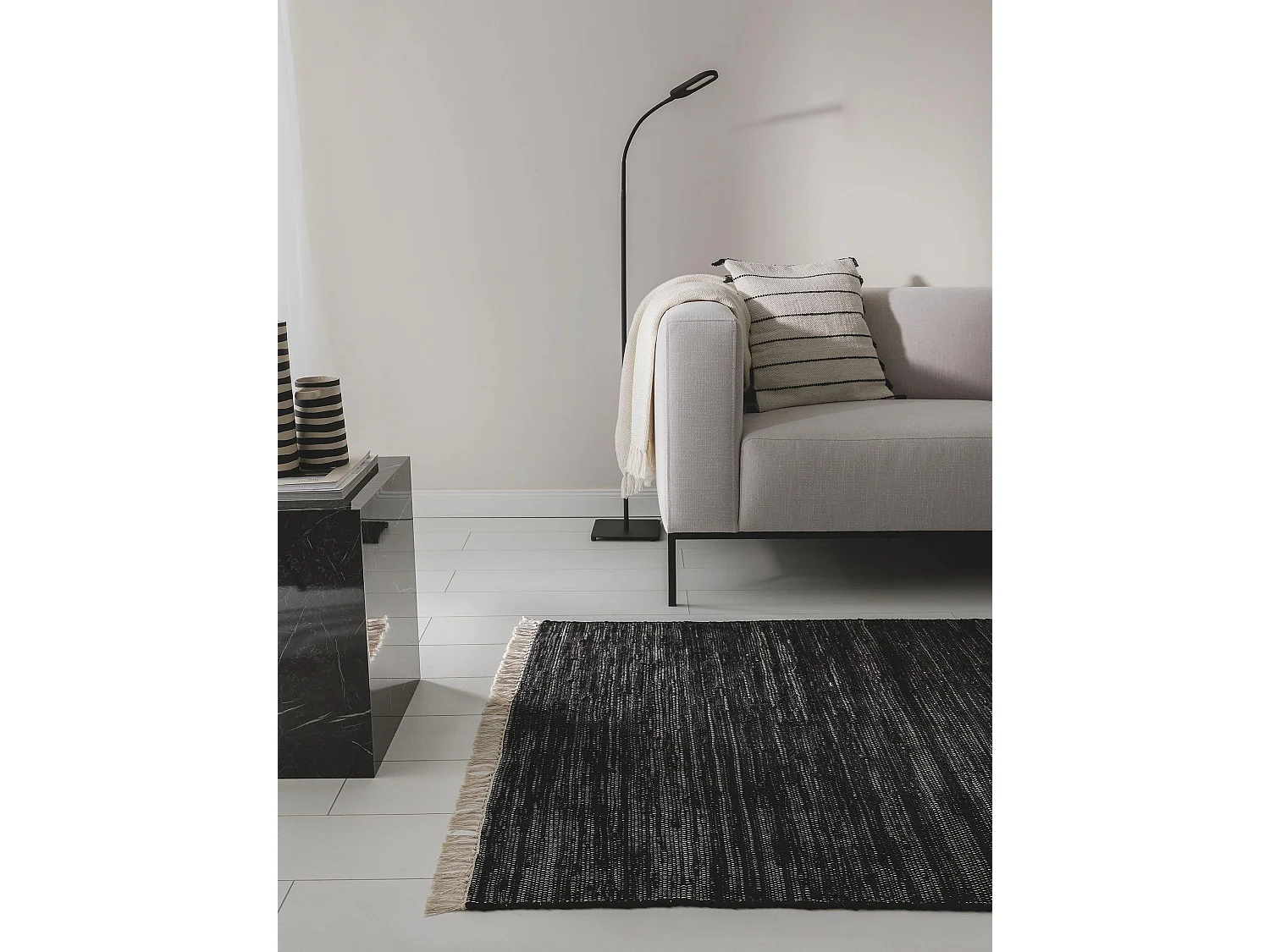 Tapis fabriqué à partir de matériaux recyclés Tom Noir 60x100 cm