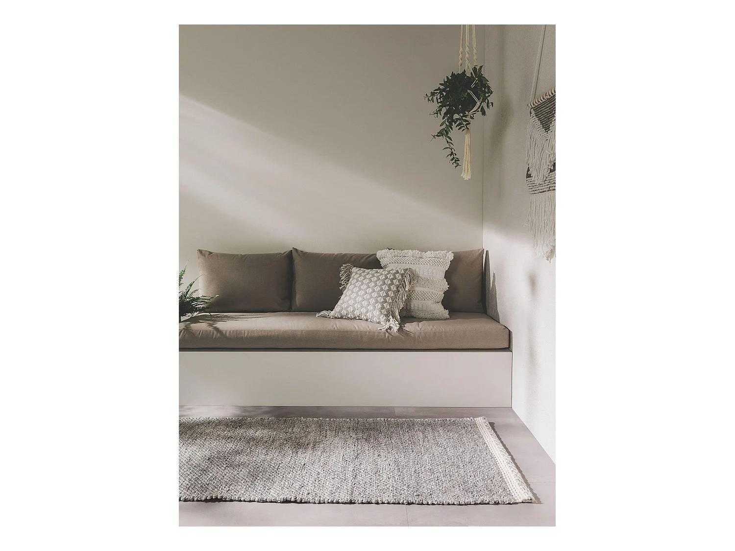 Tapis fabriqué à partir de matériaux recyclés Kiah Gris 70x200 cm