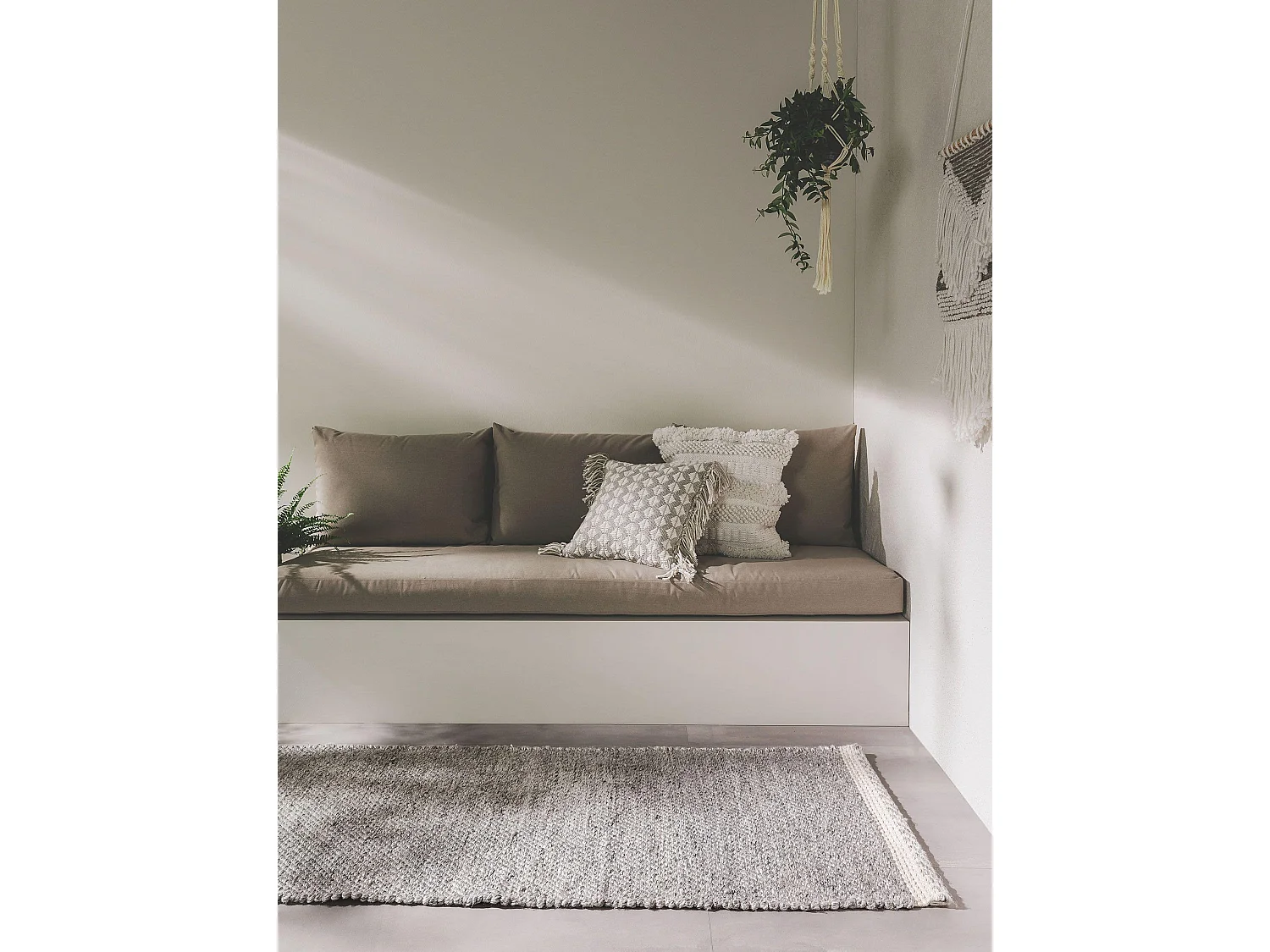 Tapis fabriqué à partir de matériaux recyclés Kiah Gris 70x200 cm