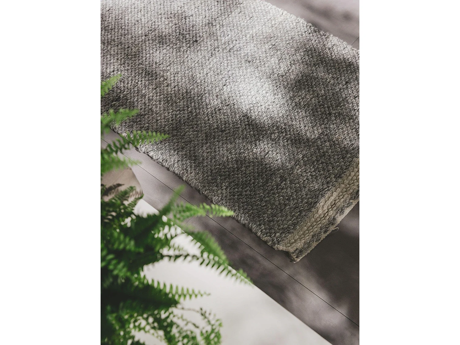 Tapis fabriqué à partir de matériaux recyclés Kiah Gris 70x200 cm