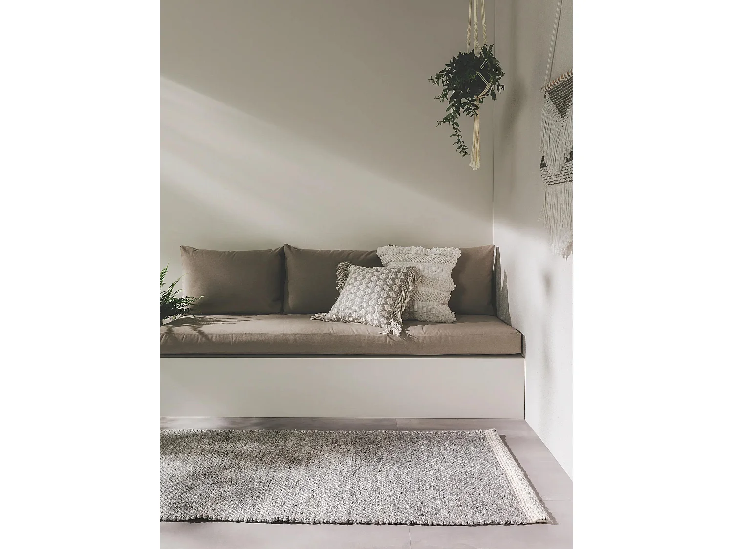 Tapis fabriqué à partir de matériaux recyclés Kiah Gris 70x200 cm