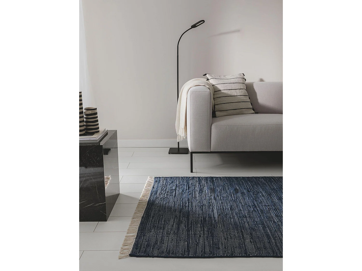 Tapis fabriqué à partir de matériaux recyclés Tom Bleu foncé 120x170 cm