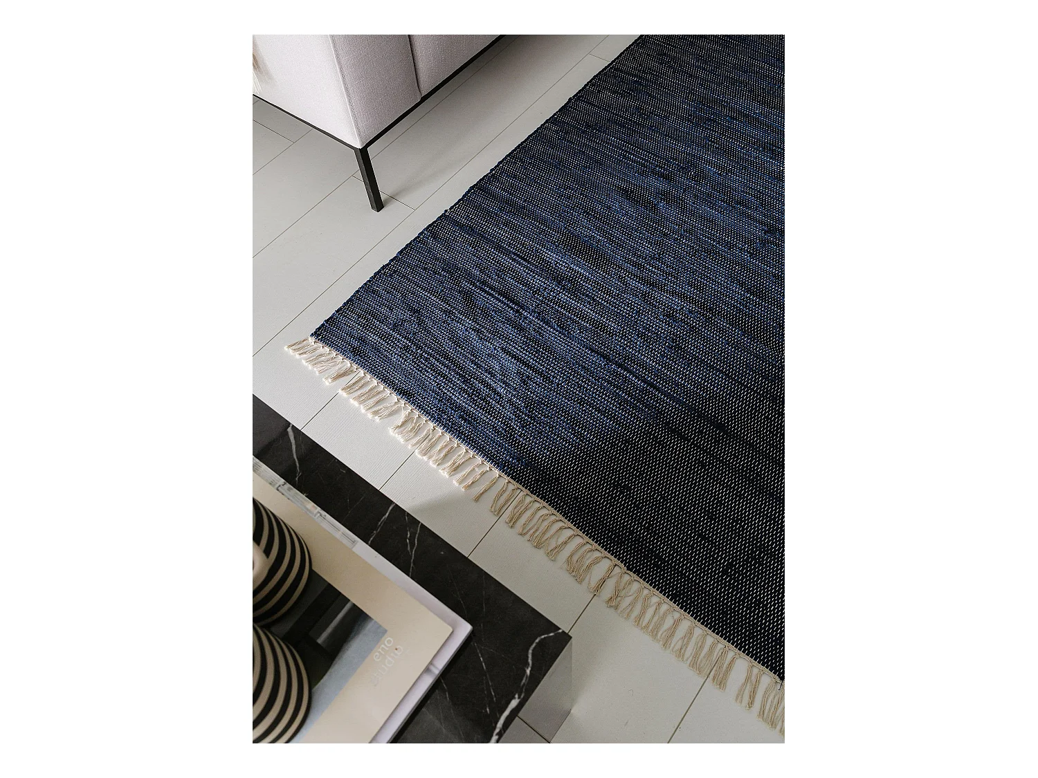 Tapis fabriqué à partir de matériaux recyclés Tom Bleu foncé 70x120 cm