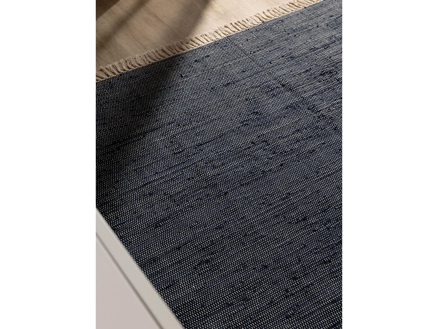 Tapis fabriqué à partir de matériaux recyclés Tom Bleu foncé 70x120 cm