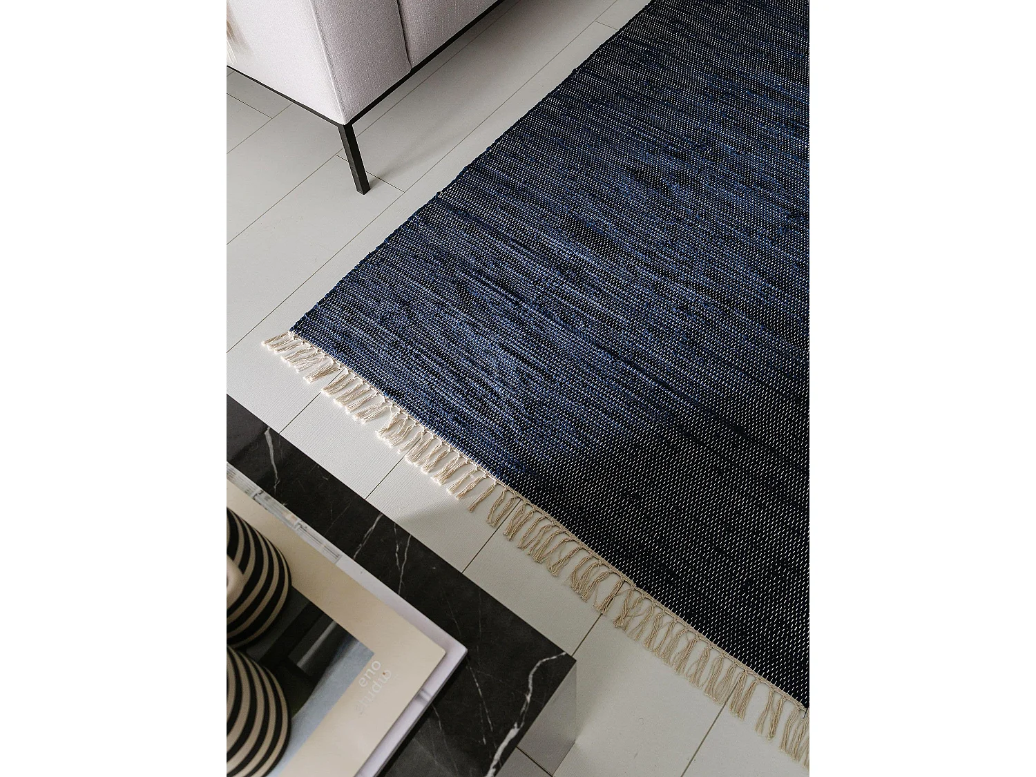 Tapis fabriqué à partir de matériaux recyclés Tom Bleu foncé 80x150 cm