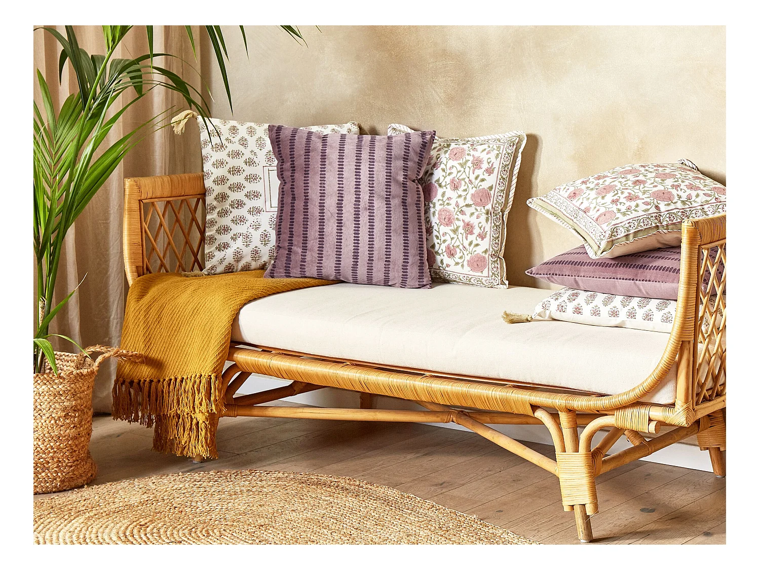 Poduszka dekoracyjna AGAPANTHUS Welur 45 x 45 cm Różowy W paski