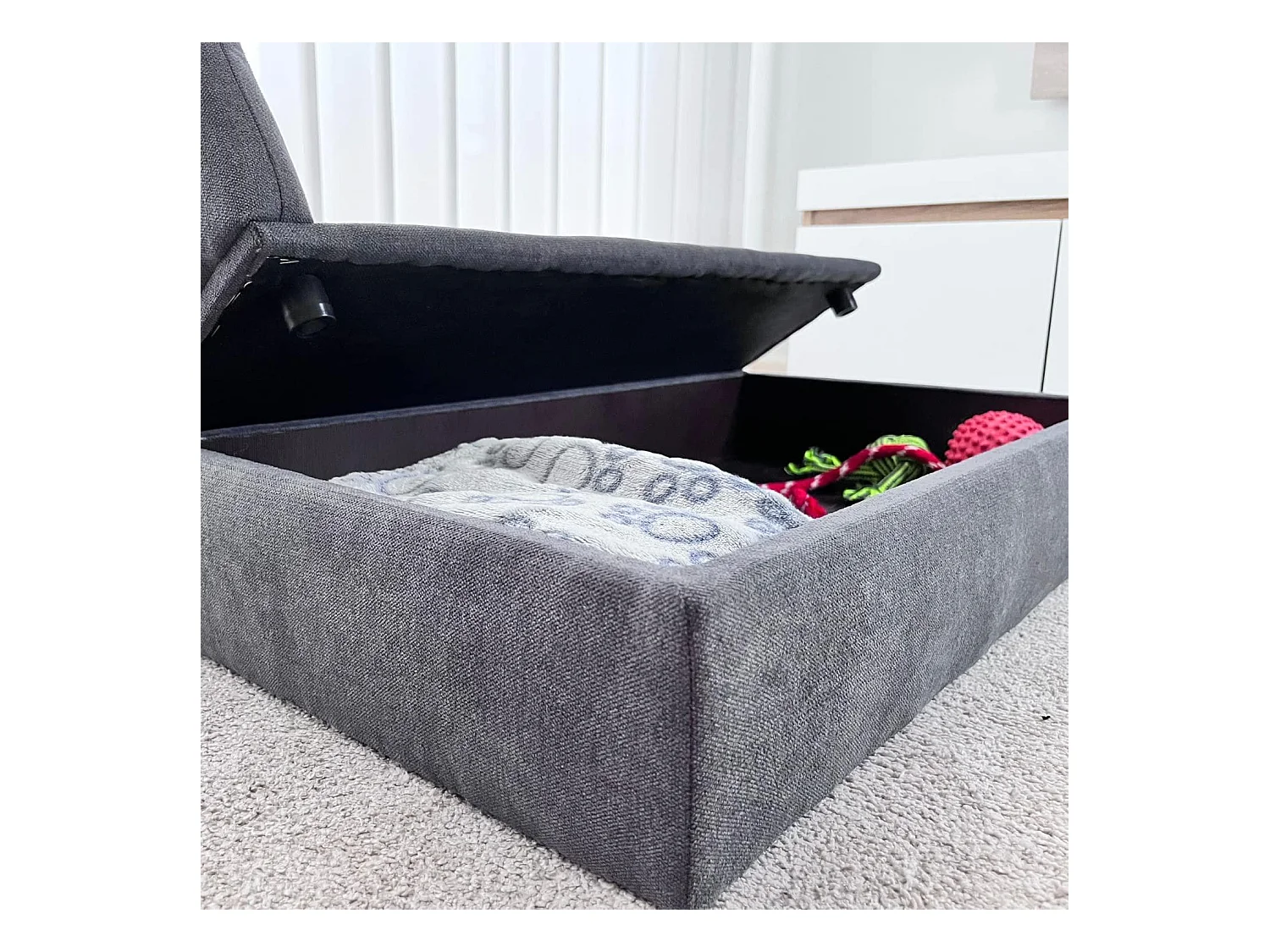 Divano letto "DUQUE", 71x42x24cm, per cani di piccola e media taglia, tessuto speciale resistente, comodo schienale e base imbottita.