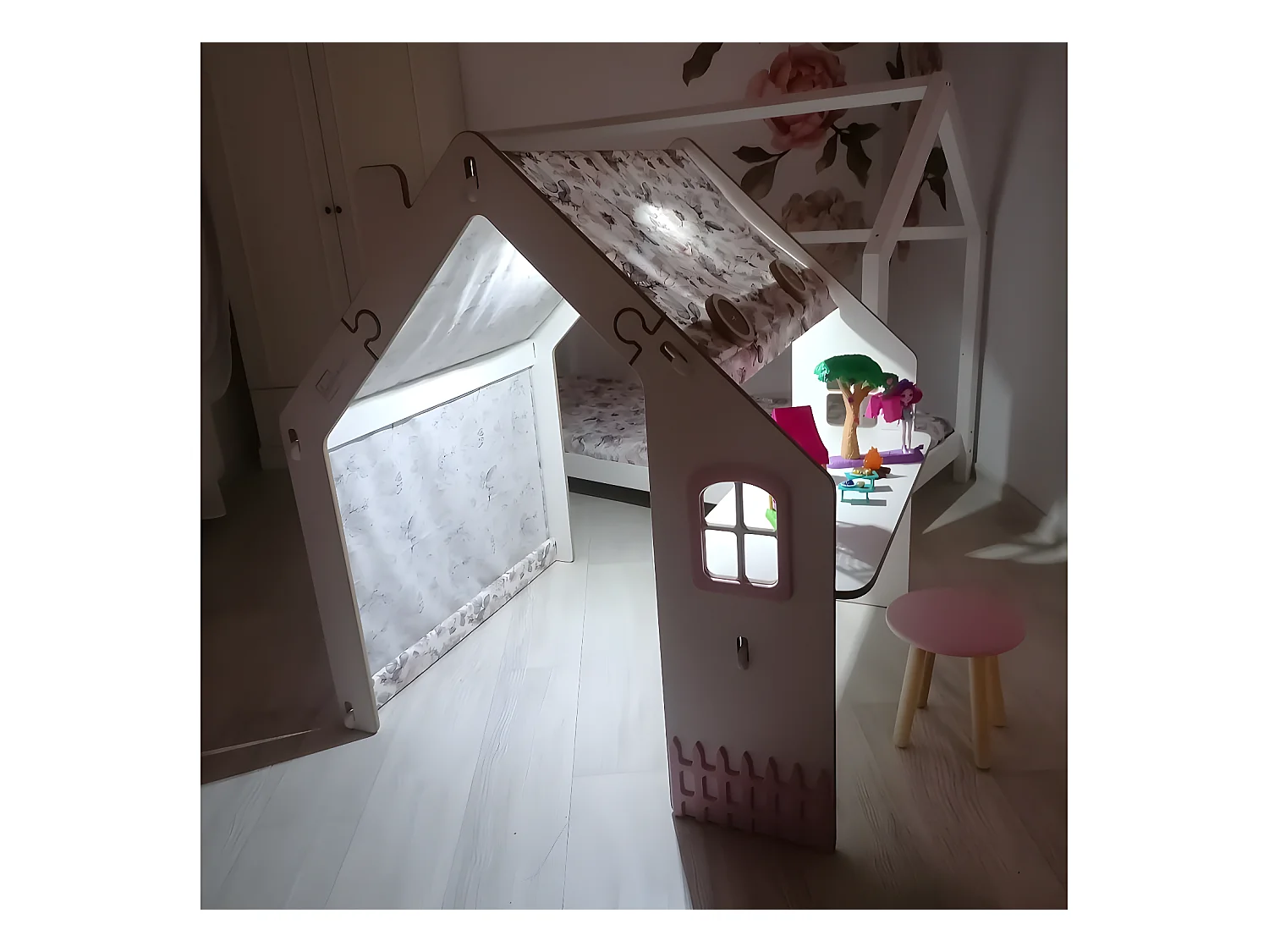 Houten speelhuis "Bianelli" met bureau en LED-verlichting voor kinderen - Wit / Roze