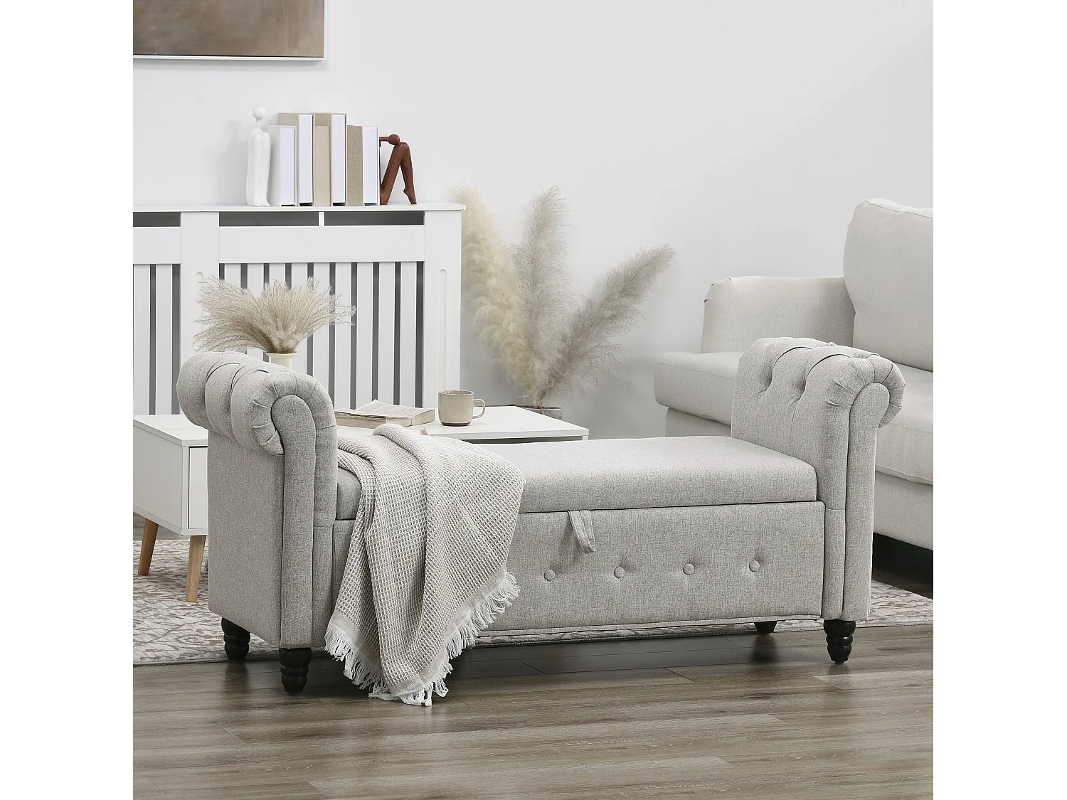 Banquette coffre de rangement 2 en 1 design Chesterfield accoudoirs courbés capitonnés piètement bois noir aspect lin gris