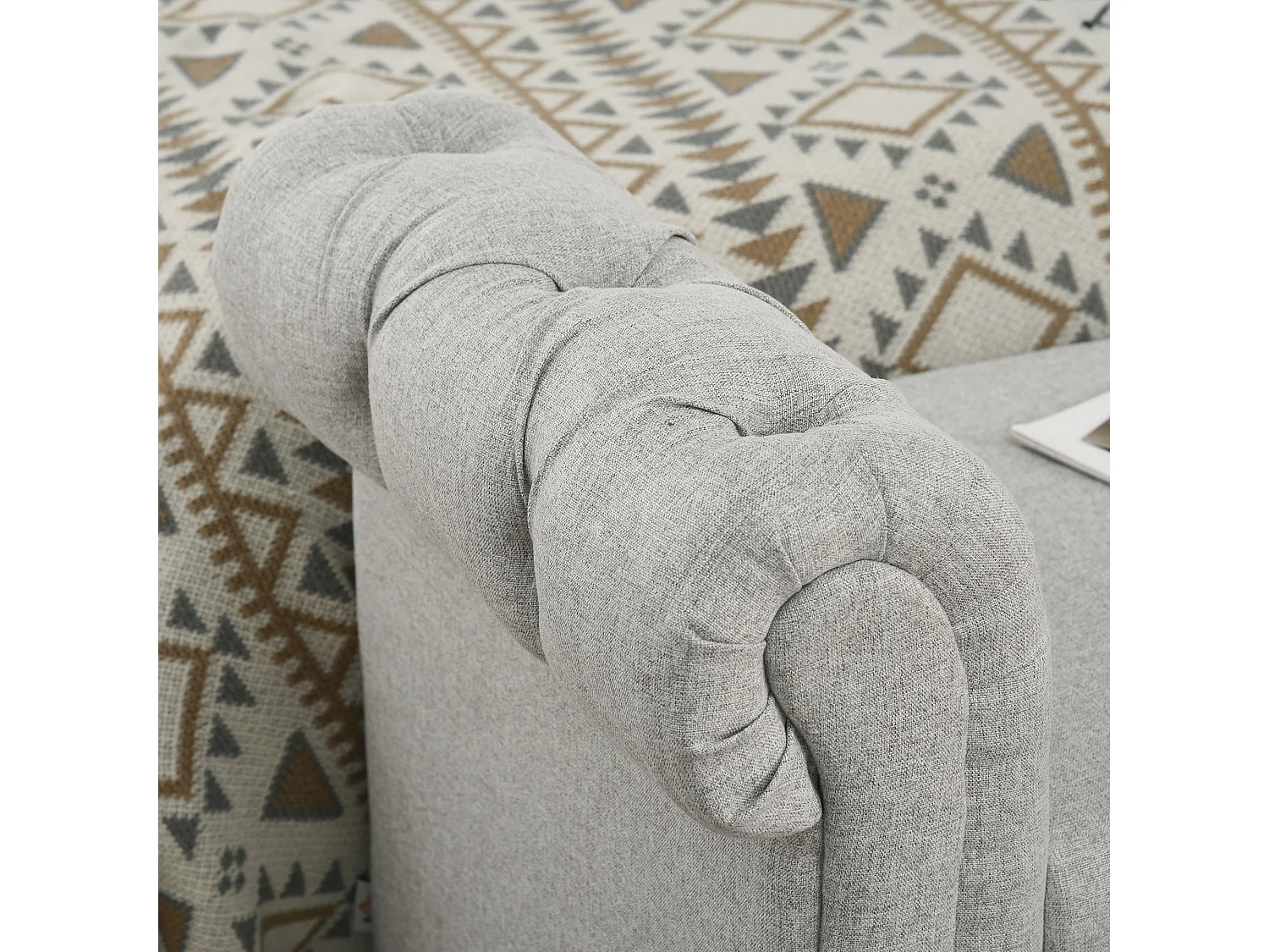 Banquette coffre de rangement 2 en 1 design Chesterfield accoudoirs courbés capitonnés piètement bois noir aspect lin gris