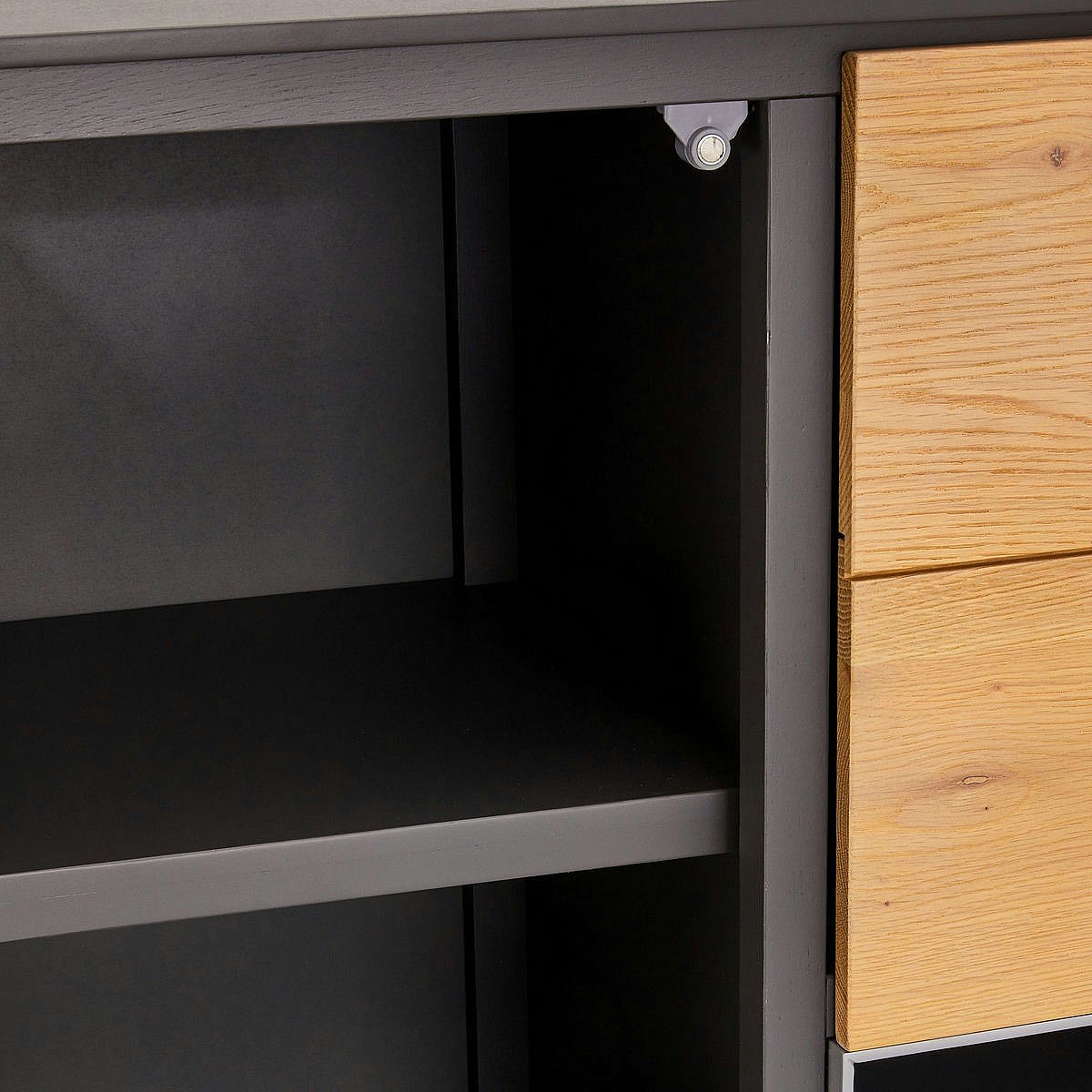 Credenza alta Sentosa 2 ante e 1 nicchia in legno massello di quercia e MDF Naturale/Grigio