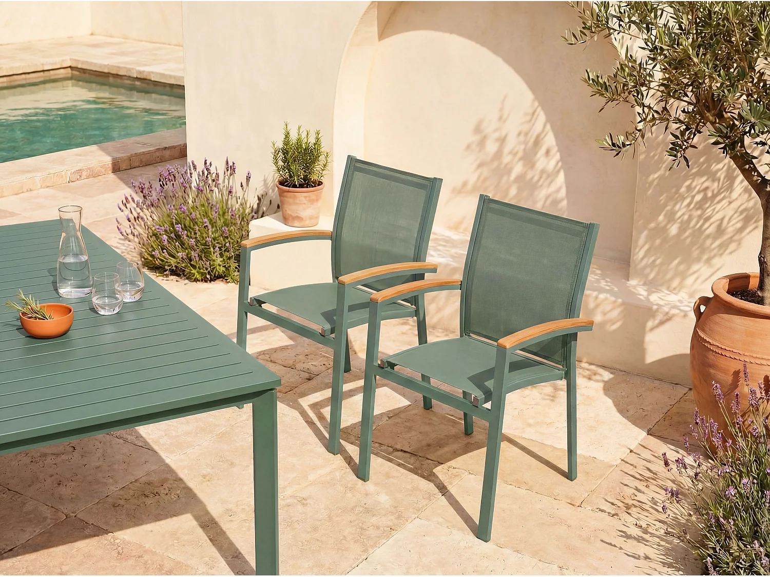 Set van 2 stapelbare tuinstoelen van aluminium en textiel - Amandelgroen en armleuningen van acaciahout - TAIPIVAI