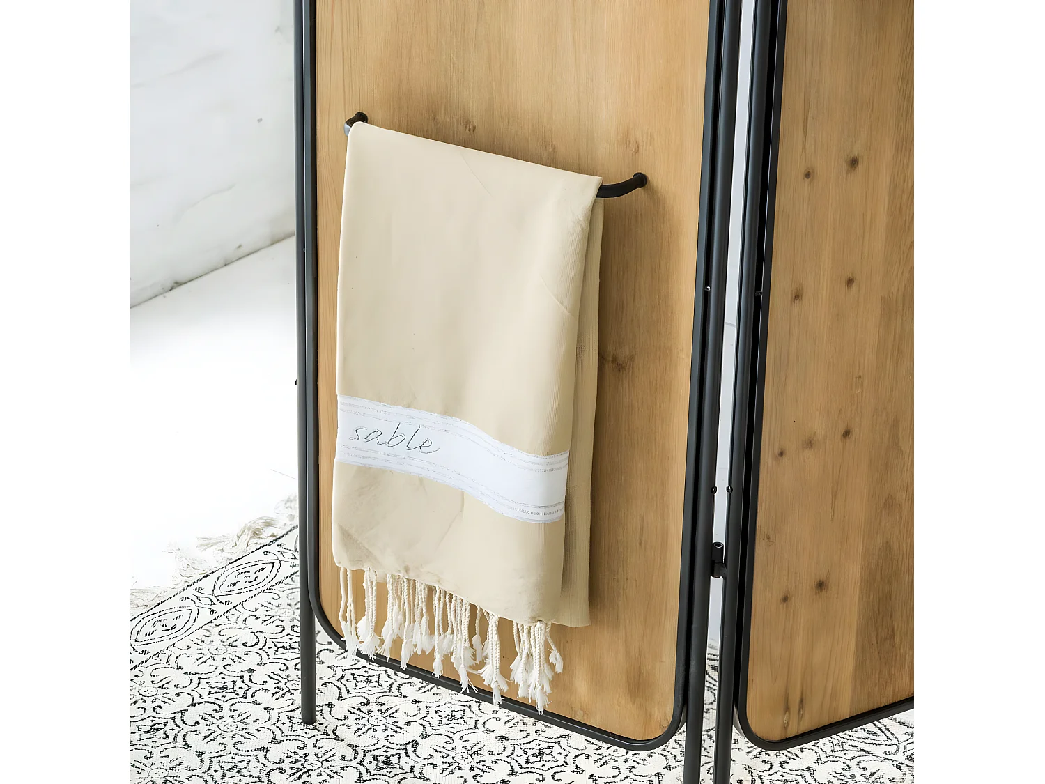 Paravent en bois de sapin et métal noir Louve