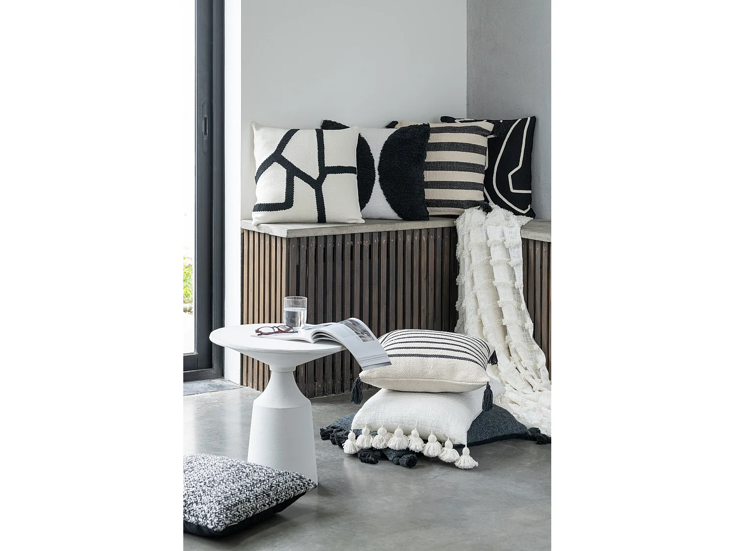 Coussin Déco Pompons "Bella" 38x59cm Blanc