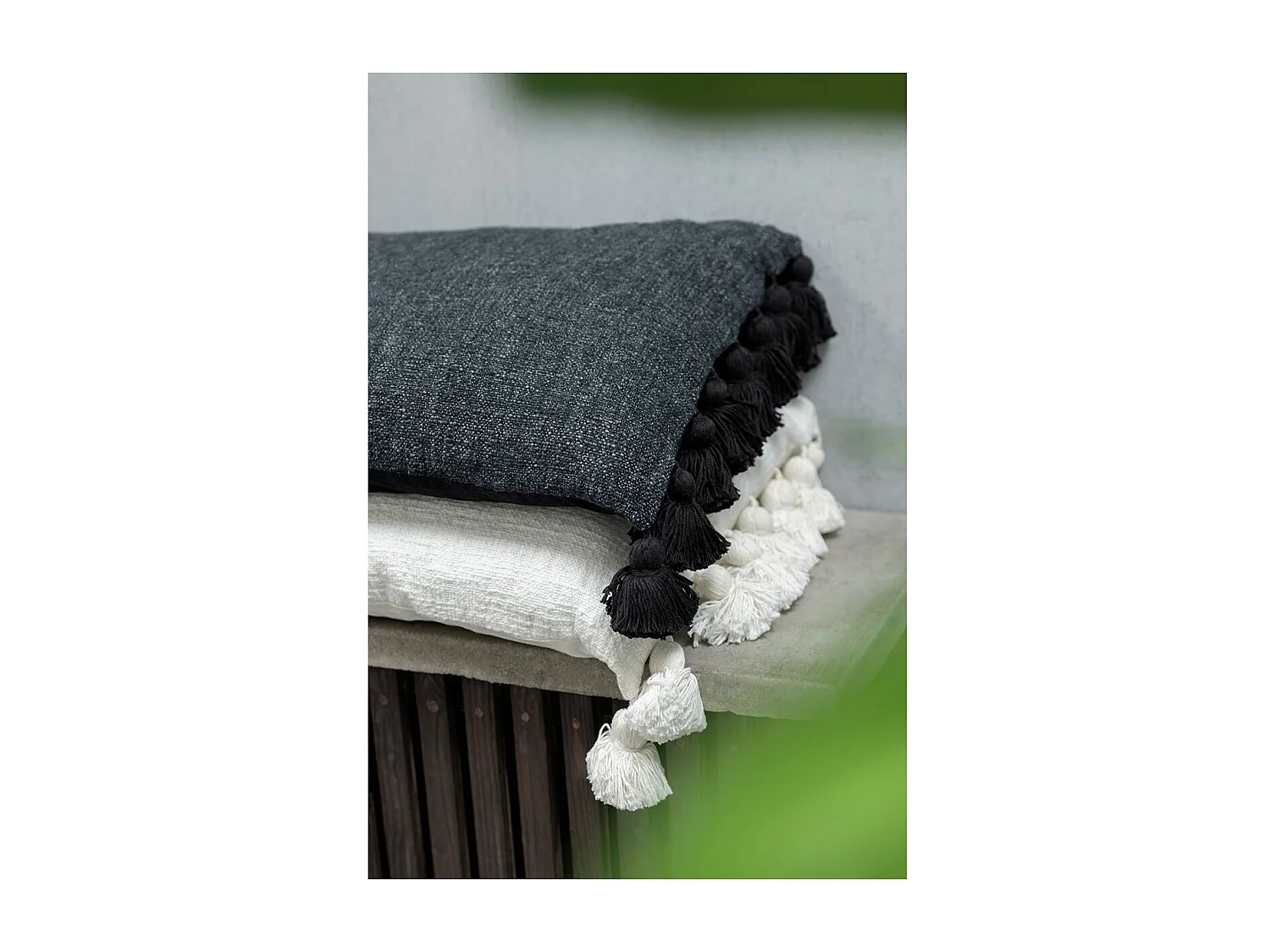 Coussin Déco Pompons "Bella" 38x59cm Blanc