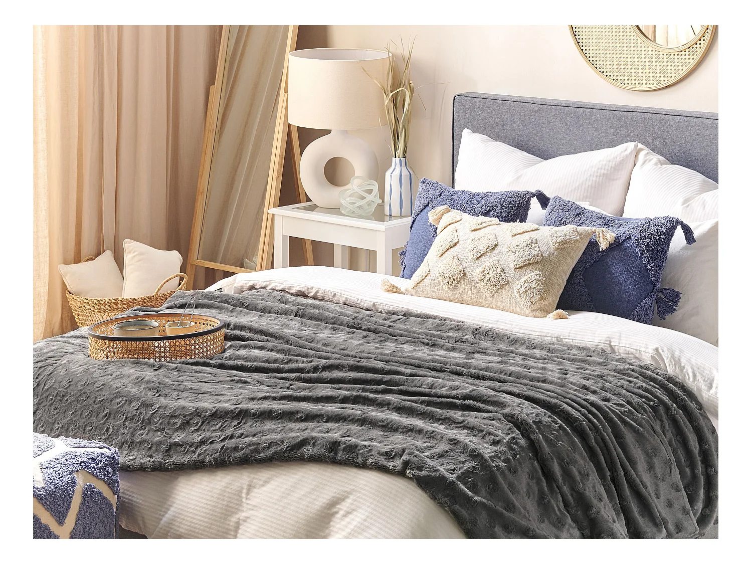 Decke Polyester grau / weiß 150 x 200 cm Wohndecke Überwurf Modern Kandilli