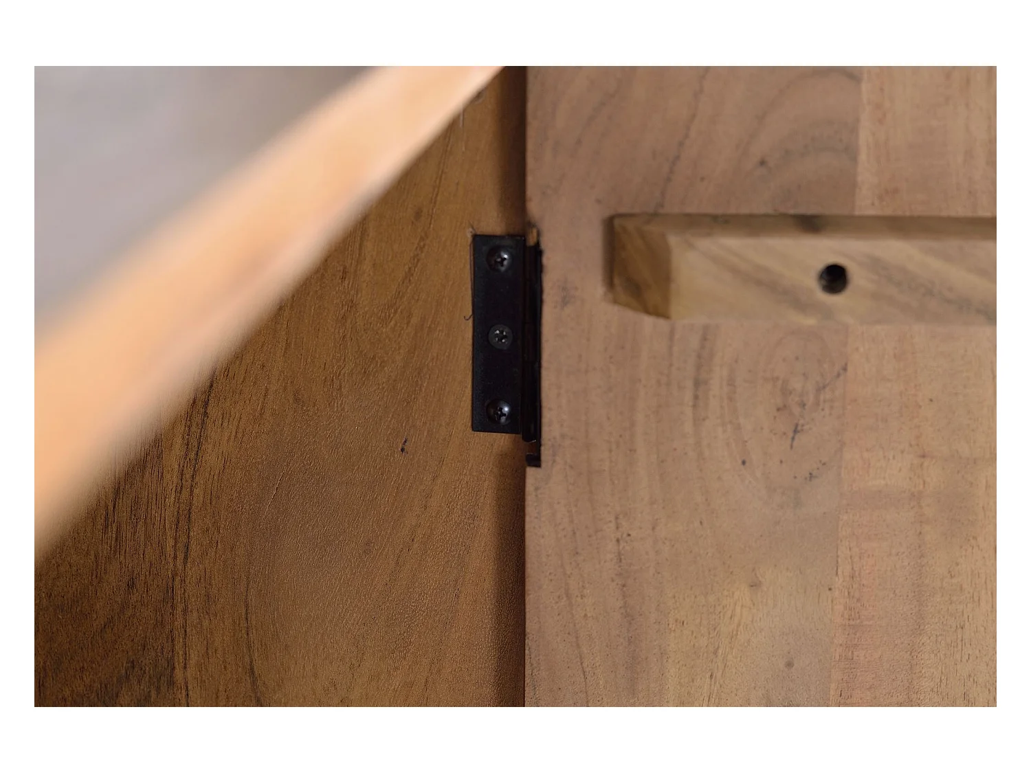 Buffet en bois d'acacia sculptée