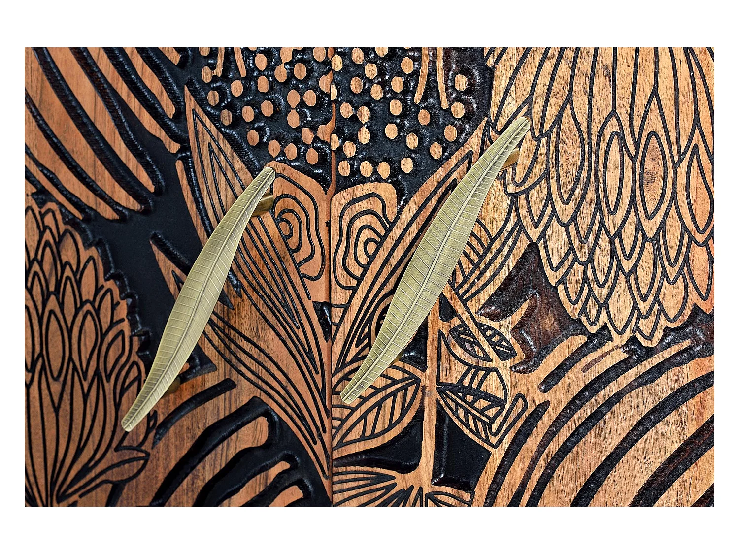 Buffet en bois d'acacia sculptée