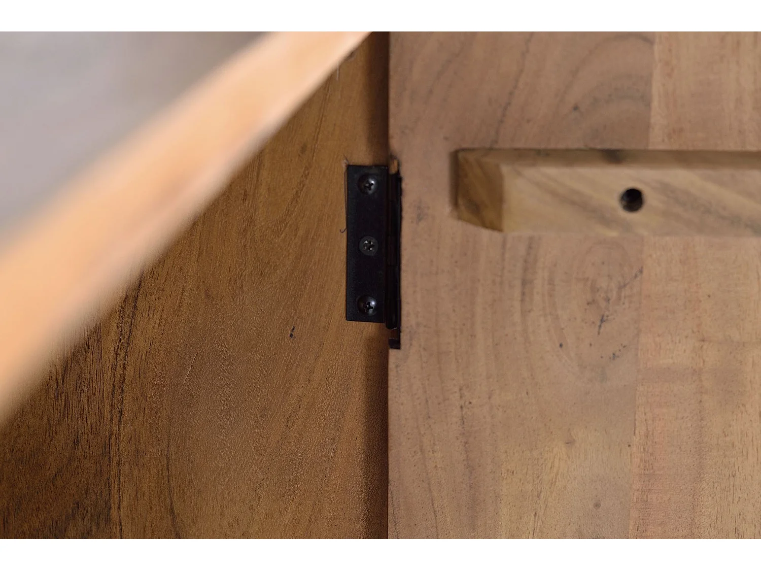 Buffet en bois d'acacia sculptée