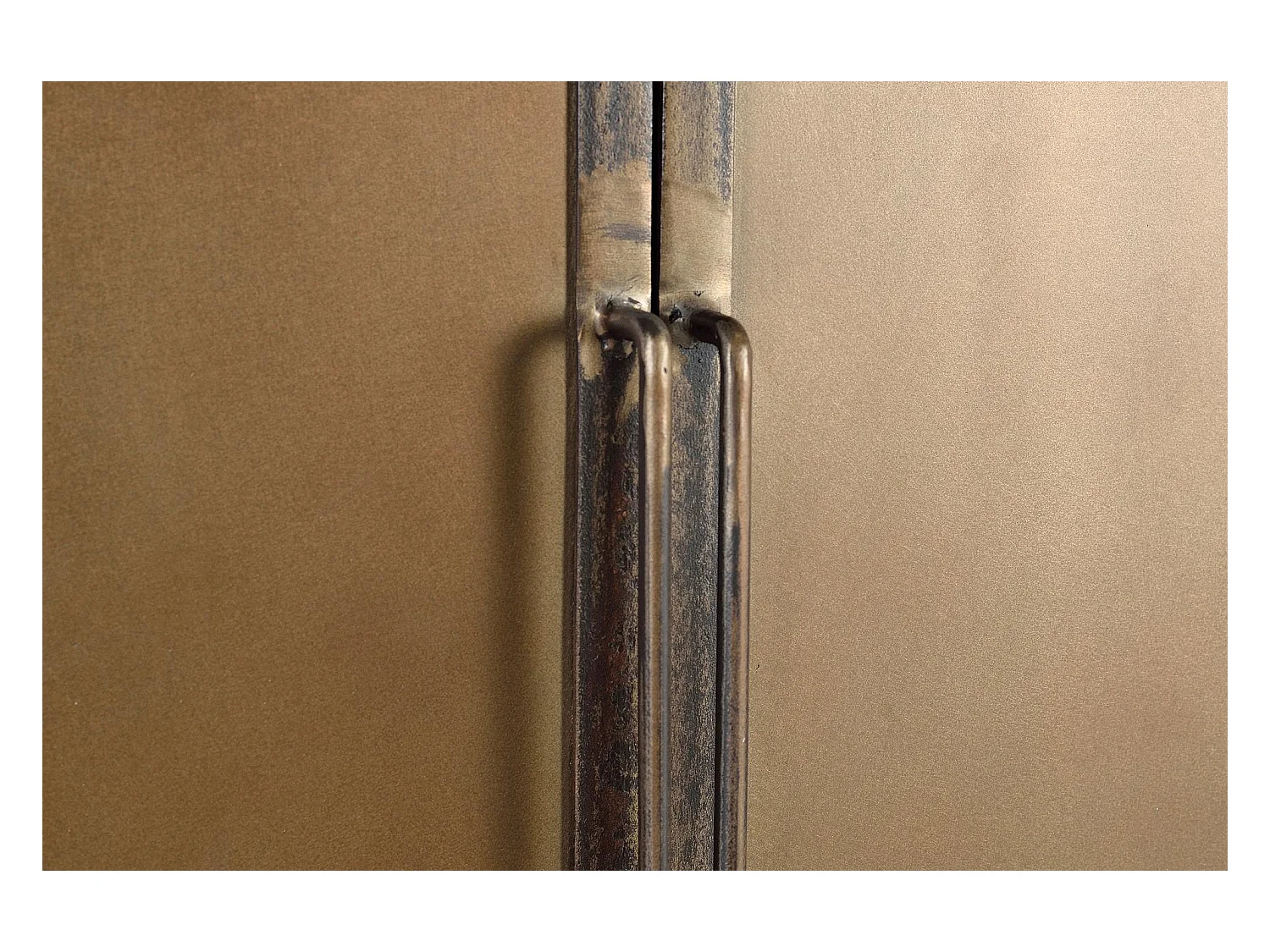 Sideboard aus recyceltem Holz und Metall