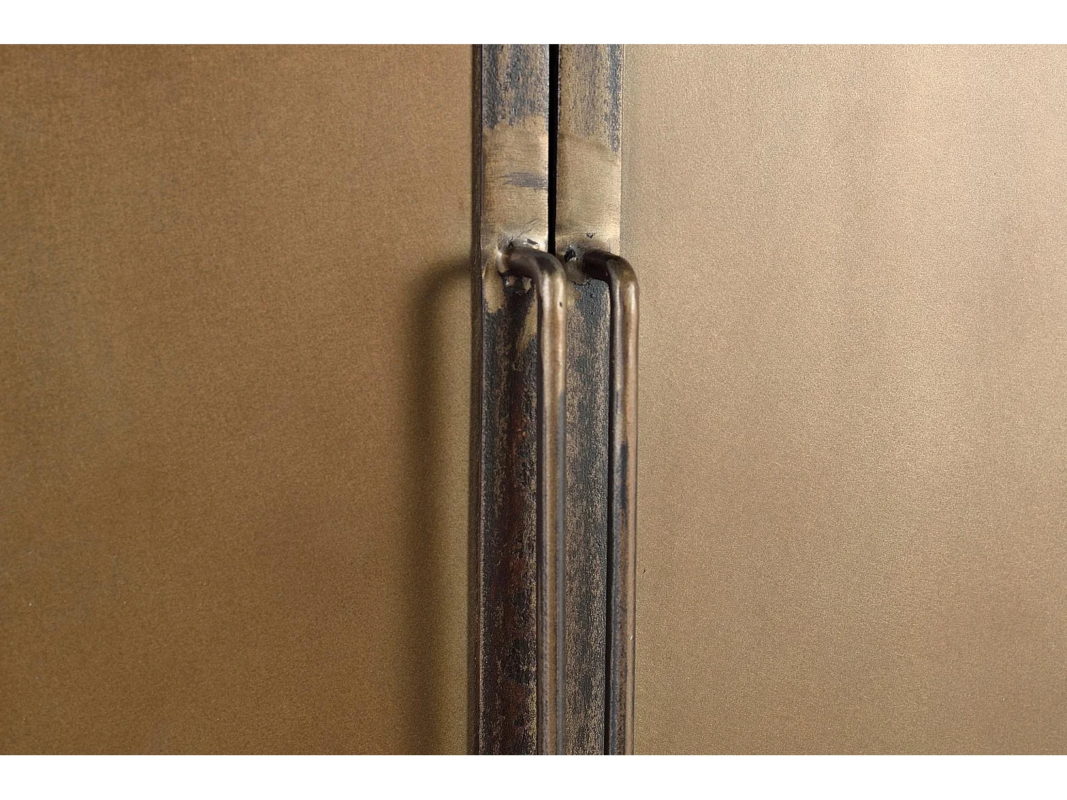 Aparador de madera y metal reciclados