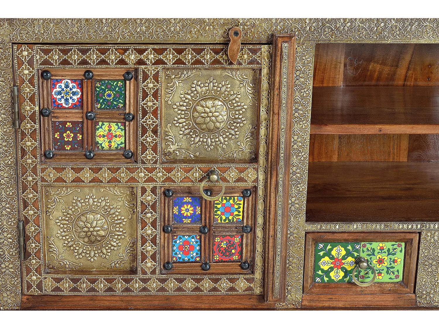 TV-Schrank mit Keramik-Details