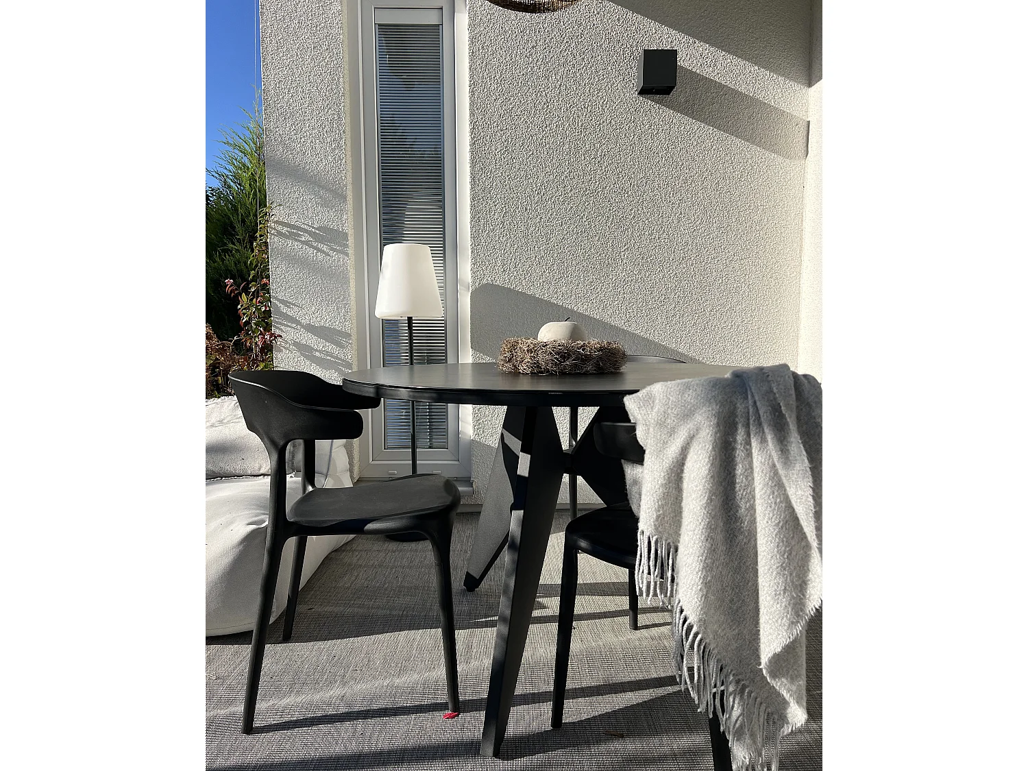 Gartentisch OLMETTO 83 cm 110 cm Glas Schwarz