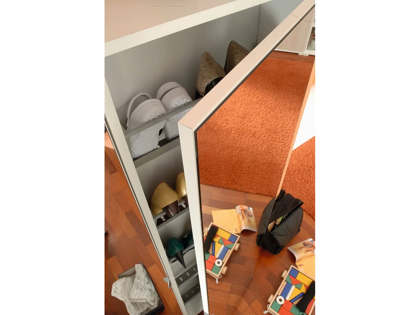 Sapateira Dabarre, Móvel de entrada multiuso com porta espelhada, Sapateira moderna com 5 prateleiras, 100% Fabricado na Itália, 50x18h178 cm, Branco