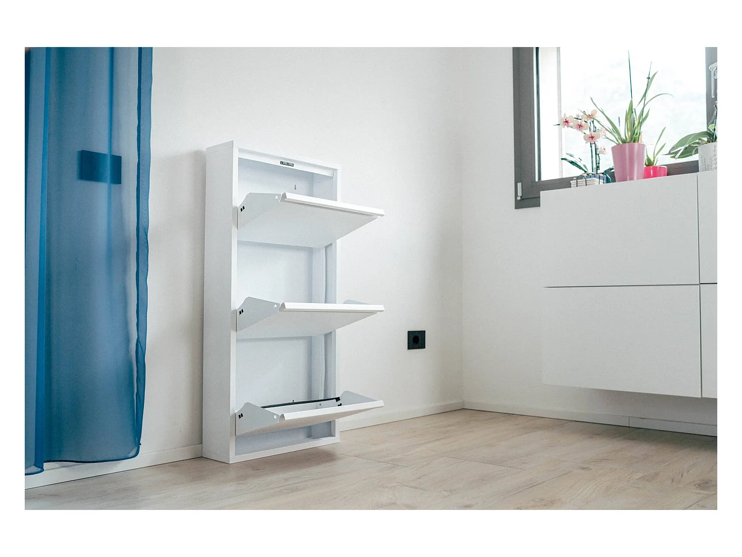 Sapateira 0, Sapateira com portas sanfonadas para entrada em metal, Sapateira linear moderna em branco, 50x15h103 cm, com 3 portas