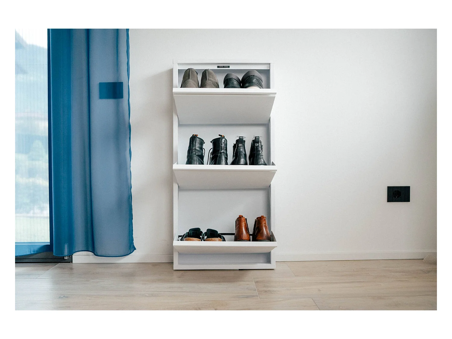 Sapateira 0, Sapateira com portas sanfonadas para entrada em metal, Sapateira linear moderna em branco, 50x15h103 cm, com 3 portas