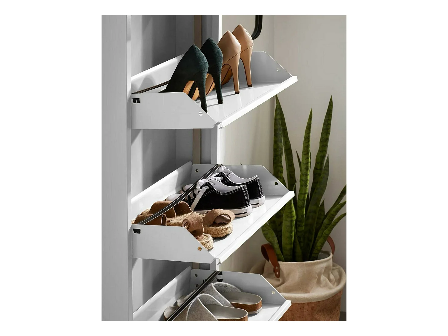 Sapateira 0, Sapateira com portas sanfonadas para entrada em metal, Sapateira linear moderna em branco, 50x15h103 cm, com 3 portas