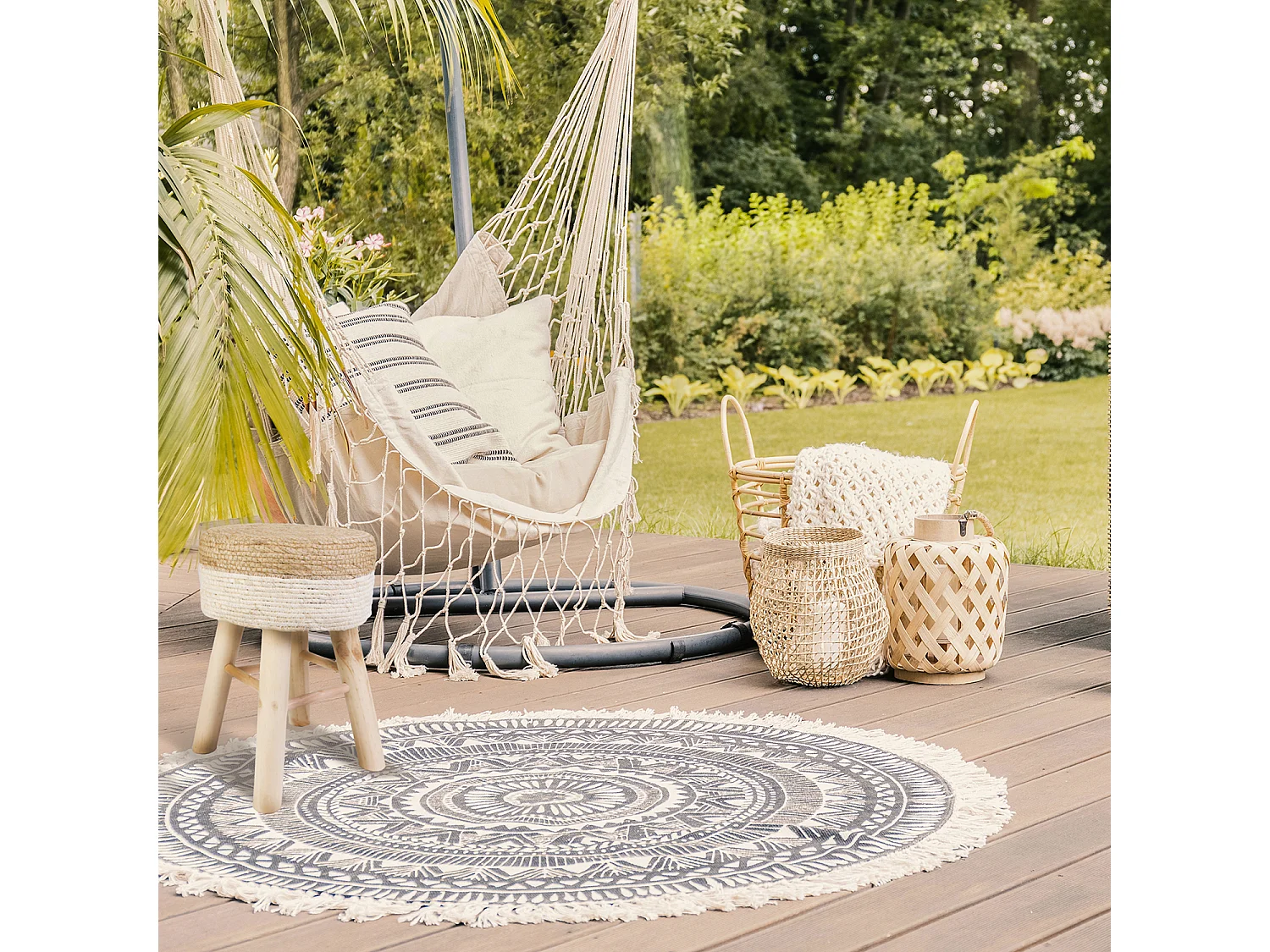 Gevlochten tweekleurige beige houten kruk voor een natuurlijke bohemien touch