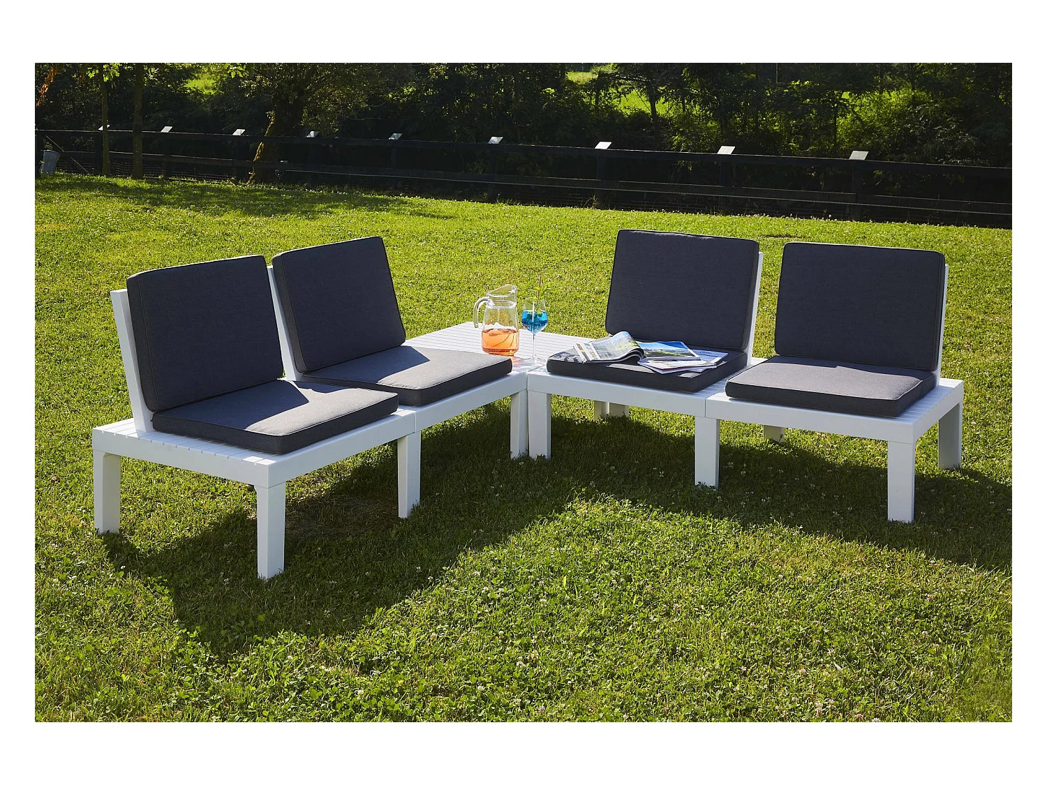 Outdoor-Lounge-Set Vigevano, Gartengarnitur mit 4 Sitzplätzen mit Rückenlehne und 1 Multifunktionsmodul, Sitzecke mit Kissen, 100 % Made in Italy, Weiß