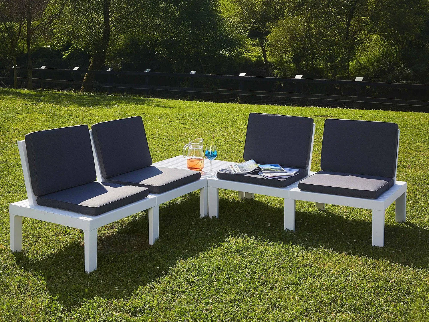 Set salotto da esterno Vigevano, Set da giardino con 4 sedute con schienale ed 1 modulo multifunzione, Salottino con cuscini, 100% Made in Italy, Bianco