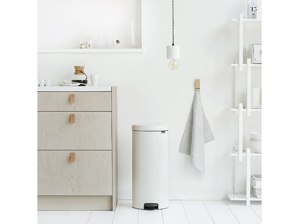 Poubelle à pédale Newicon 30 l blanc Code G