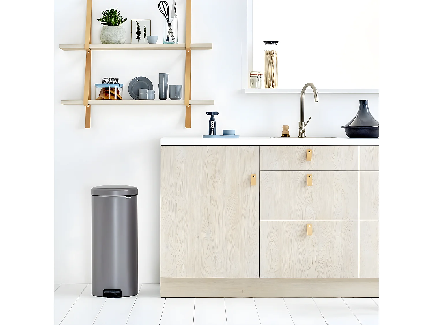 Poubelle à pédale Newicon 30 l platinum Code G