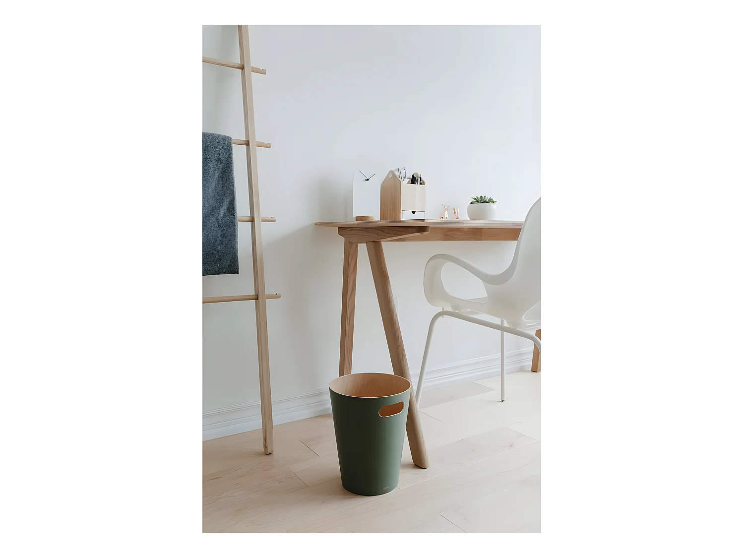 Cesta de madera con asas de transporte