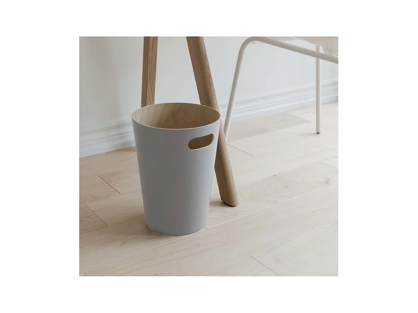 Poubelle à papiers en bois Woodrow grise 7.5L