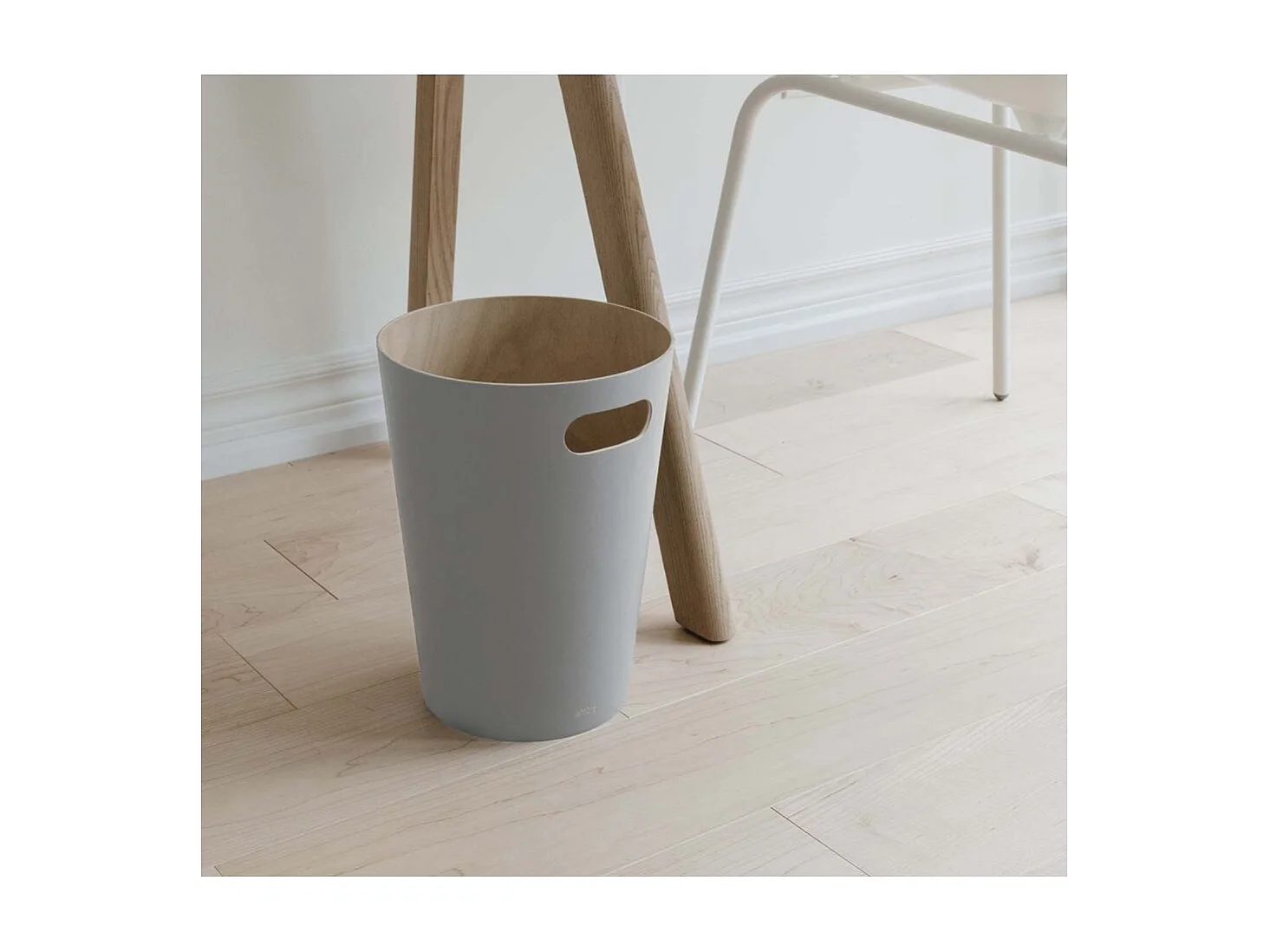 Poubelle à papiers en bois Woodrow grise 7.5L