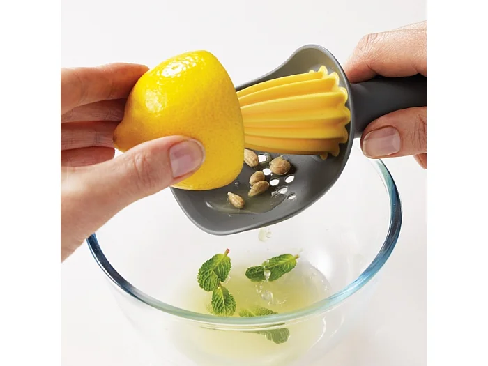 Presse-agrumes avec récupérateur de pépins catcher