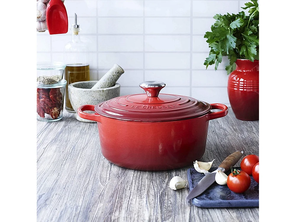 Cocotte redonda de ferro fundido esmaltado Signature 28cm Cerise com tampa de aço inoxidável resistente ao calor