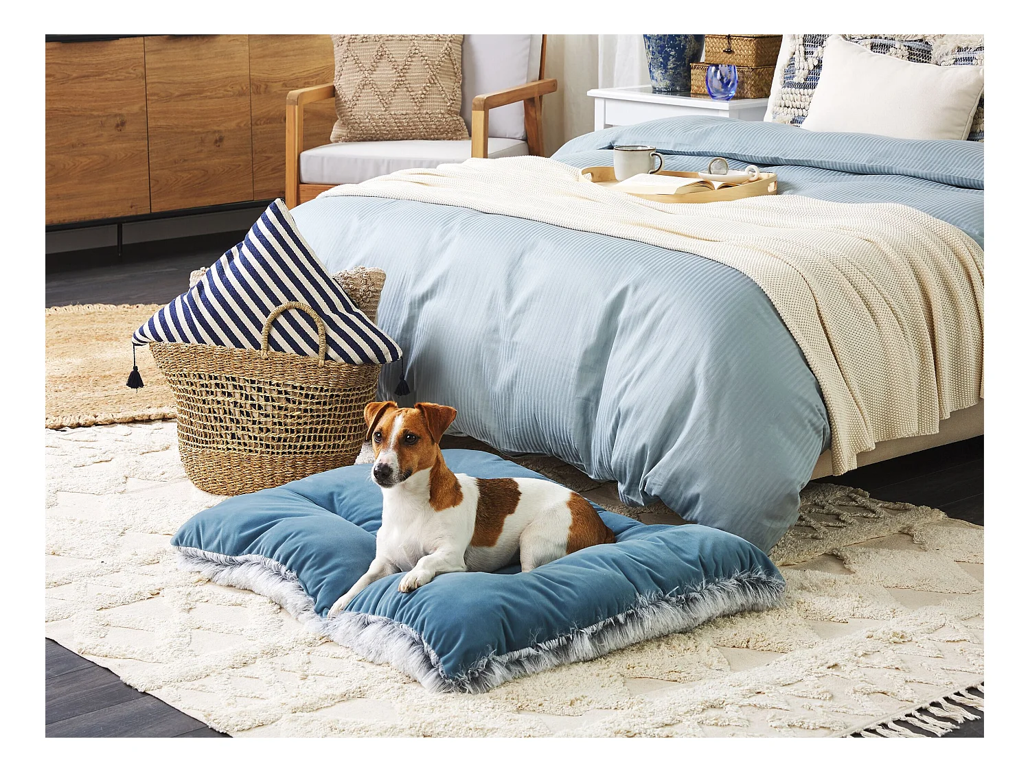 Modernes Tierbett aus weichem Samtstoff mit Quasten blau 90 x 60 cm Ergani