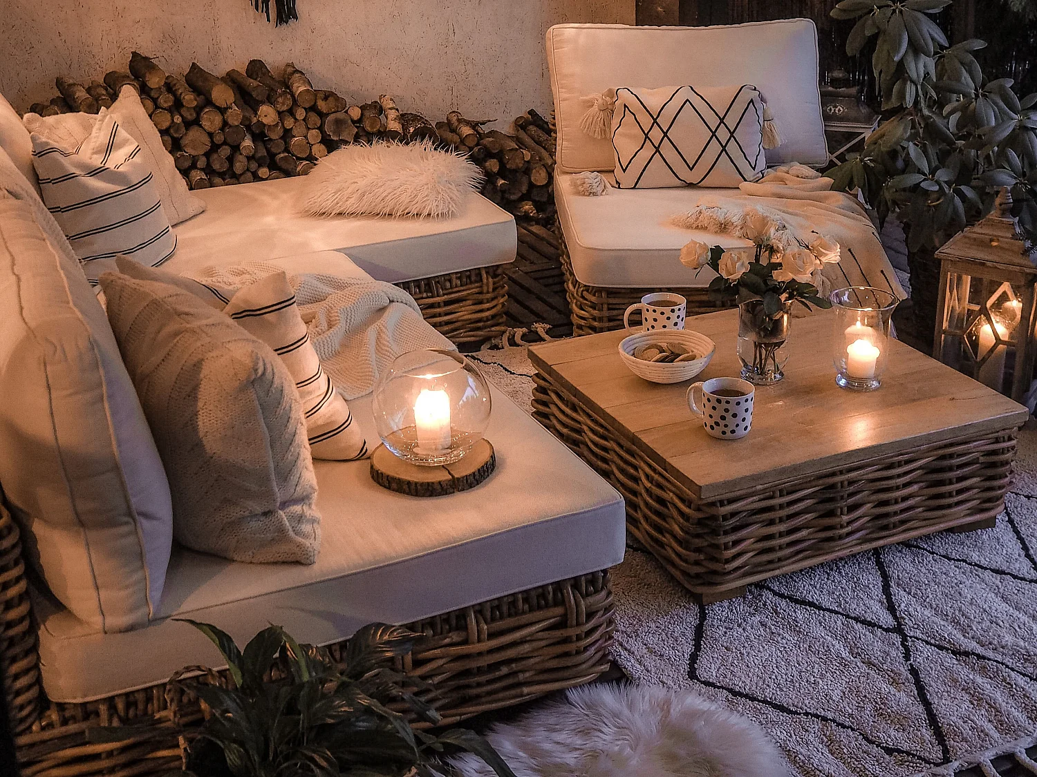 Ensemble de salon de jardin avec table 4 places VARALLO Côté droit Rotin Naturel