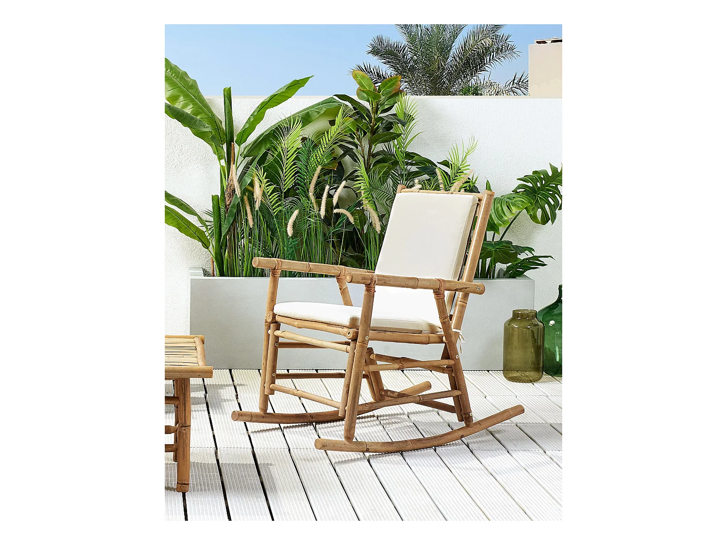 Garten Schaukelstuhl Bambus hellbraun mit Armlehnen Auflage weiß Boho Frigole