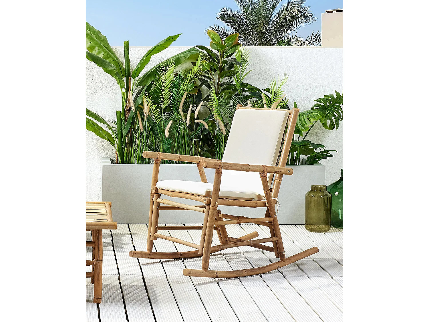 Garten Schaukelstuhl Bambus hellbraun mit Armlehnen Auflage weiß Boho Frigole