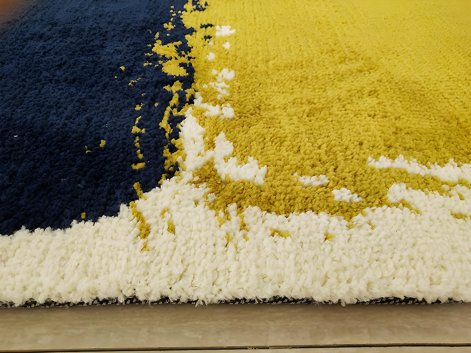 Conjunto mesa de centro dourada - CHARLOTTE e tapete azul, mostarda e cinzento - CAMDEN