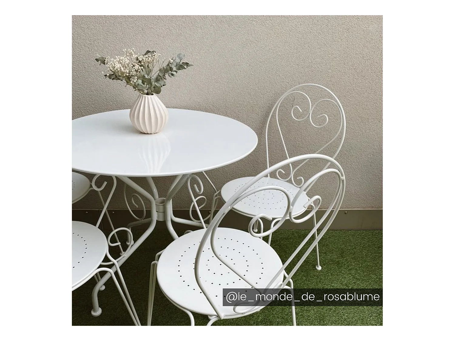 Salle à manger de jardin en métal façon fer forgé : une table et 4 chaises empilables - Blanc - GUERMANTES de MYLIA