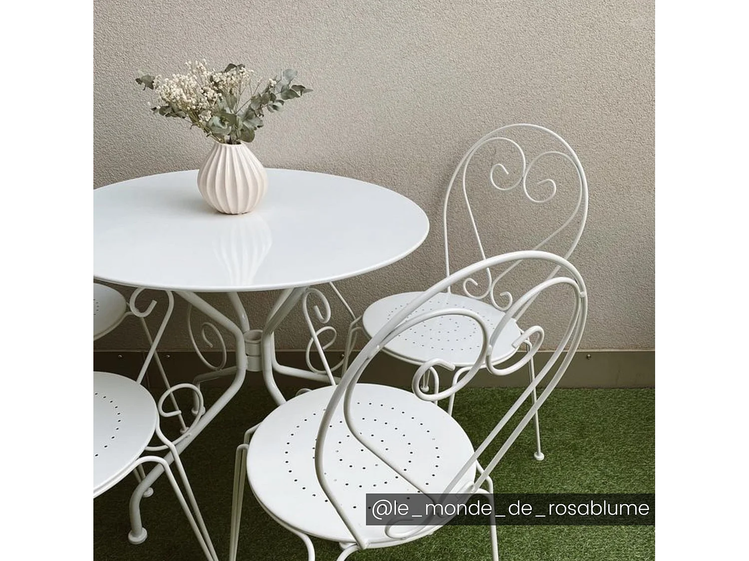 Salle à manger de jardin en métal façon fer forgé : une table et 4 chaises empilables - Blanc - GUERMANTES de MYLIA